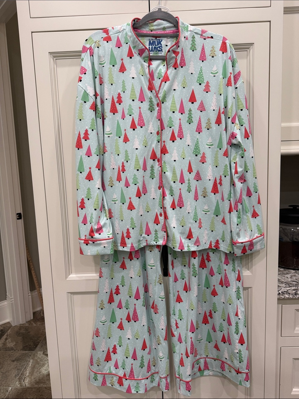 Muk Luks Dream Cloud Notch Collar Pajama Set XL
Holiday Tree Festive Christmas